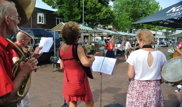 Straatorkest 'Fanfare van het Vuur' brengt swingende muziek.