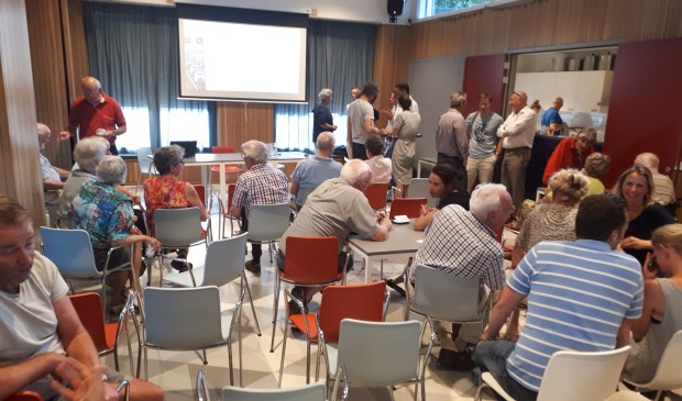 De zaal stroomt vol en het geluid zwelt aan.