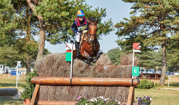 Olivia neemt geconcentreerd met haar attente Spirit Excalibur een haag in Fontainebleau. (foto www.eventingphoto.com)