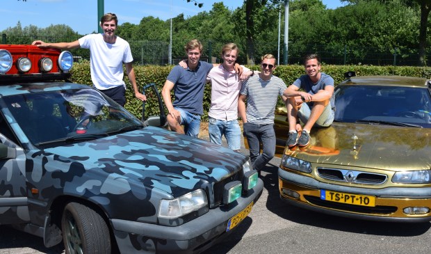 Stijn, Thijs, Abram, Ruben en Joost hopen een mooie Trabbie te winnen.