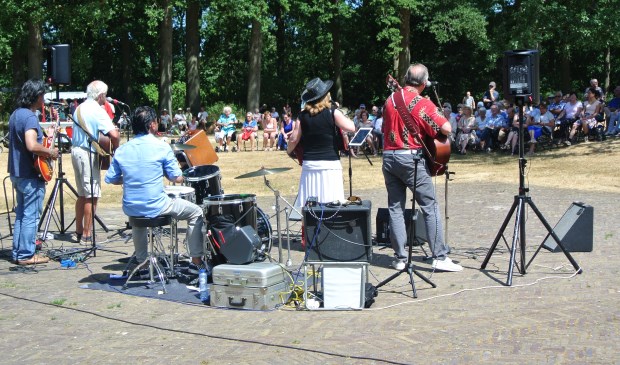 Het publiek geniet van de Biltse formatie Treasure.