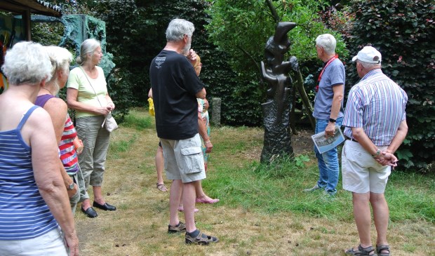 Vrijwilligers van de Stichting Jits Bakker Collectie geven uitleg over een beeld.