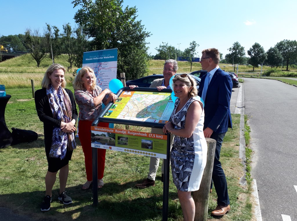 De officiële opening van het nieuwe wandelpad: v.l.n.r. Anke Klein, Mariette Pennarts, Paul Kotvis, Madeleine Bakker en Wout Neutel.