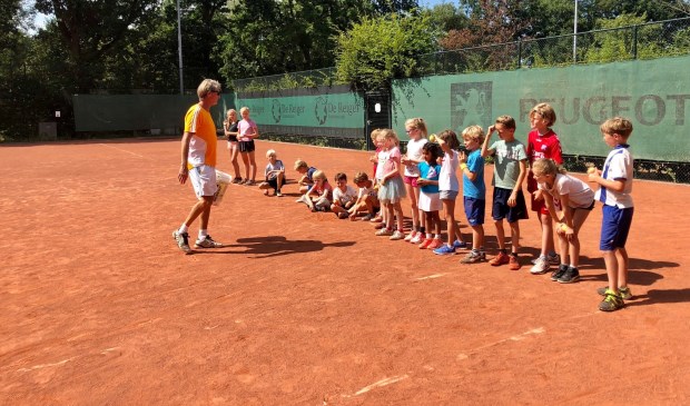 Rik van Savooyen brengt de jeugd tenniskneepjes bij tijdens het tenniskamp.