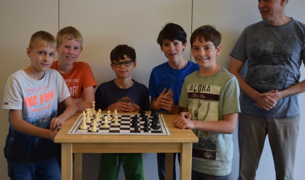 Het team van Wereldwijs eindigde uiteindelijk op de 31e plaats, met van links naar rechts: Arnout, Harmen, Jorik, Jelle, Olivier en schaakmeester Thijs.