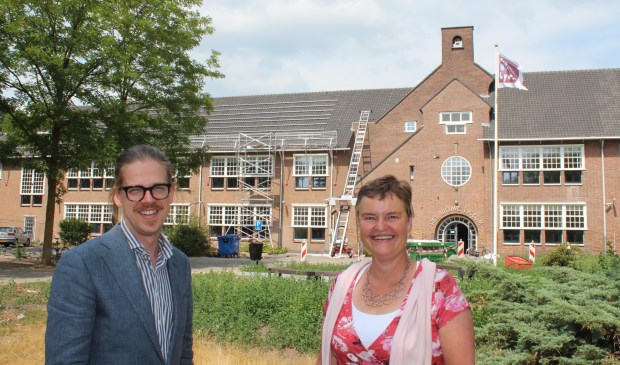 De wethouders Dolf Smolenaers en Anne Brommersma voor Het Nieuwe Lyceum, waar ook zonnepanelen worden aangebracht.