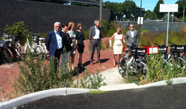 Knooppuntfoto.jpg
V.l.n.r.: Rob Brugts (directeur Economie en Mobiliteit van Provincie Utrecht), Sjoerd Potters (burgemeester), Ellen Vrielink (beleidsmedewerkster Provincie Utrecht), Nadia Crietée (directeur gemeente De Bilt), André Landwehr (wethouder Mobiliteit en Ruimtelijke Ontwikkeling), Madeleine Bakker-Smit (wethouder Economische Zaken) en gedeputeerde Dennis Straat.