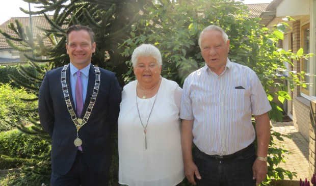 Het diamanten bruidspaar Van Bovenend met de burgemeester.