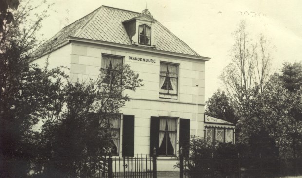 Het huis Brandenburg is gebouwd in 1849 voor de uit Emmerich afkomstige 'chirurgijn' Joseph Gewaltig. Hij kwam als bijna zestigjarige in 1840 naar Maartensdijk als 'genees-, heel- en vroedmeester'. Het huis heeft de naam Brandenburg gekregen omdat de vrouw van gemeentesecretaris E. Kwint, die hier van 1916 tot 1965 heeft gewoond, van de boerderij Brandenburg in De Bilt kwam.