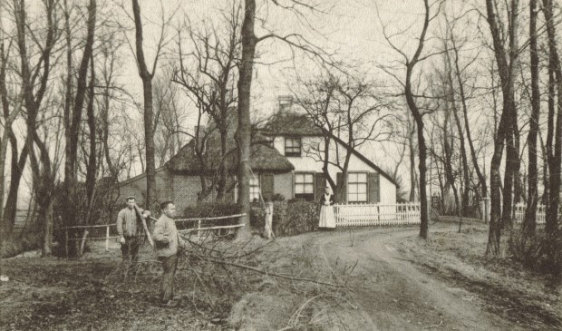 RM Op den bocht.jpg
Aan de Achterweteringseweg 70 ligt boerderij De Twaalf Gaarden; mogelijk voorheen - blijkens deze foto uit de digitale verzameling van Rienk Miedema - ook bekend onder de naam 'Op den bocht'. Op de zandweg tussen de Achterweteringseweg en de Dr. Welfferweg werd vermoedelijk vanaf de zeventiende eeuw tol geheven. De tolboom stond tot 1892 bij de hoeve en vormde een bijverdienste voor de bewoners. Het zandpad had in de vol