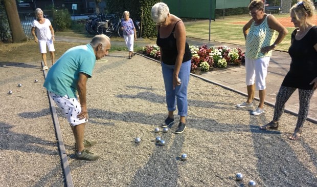 Thuisblijvende jeu-de-boules-spelers.