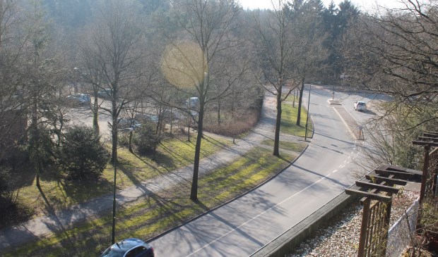 Zicht op de eerder bedachte nieuwe inzamelplek vanuit een appartement op de Sperwerlaan.