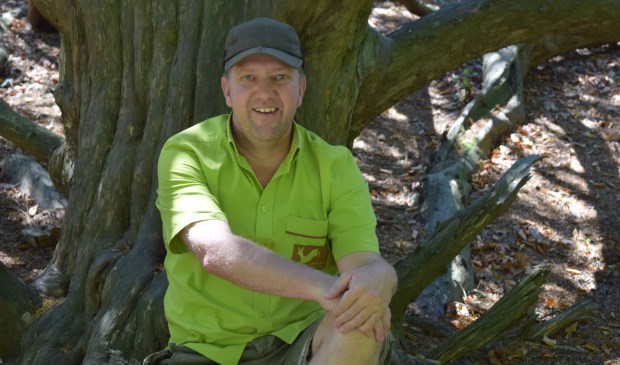 Joris Hellevoort, onder één van zijn geliefde bomen