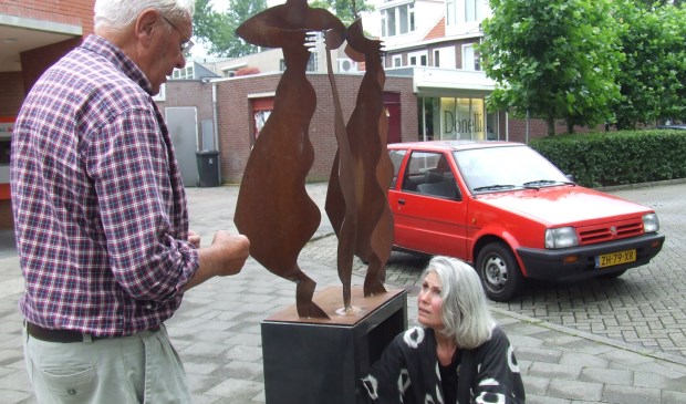 Elisabeth Varga en George Cortlever herplaatsen in 2008 de sculptuur Coming on Stage op het Vinkenplein.