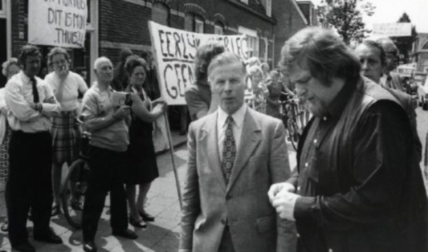 Protest tijdens het bezoek aan De Bilt van staatsecretaris Jan Schaefer in 1975..
