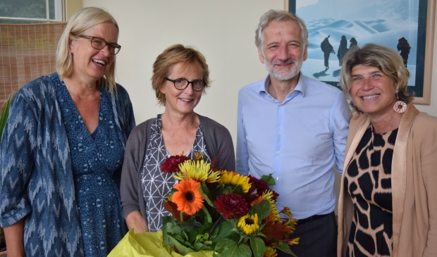 25 jaar pleegouderschap verdient een bloemetje met v.l.n.r. Anneke Horsman (Pleegzorg), Barbara van Boetzelaer, Otto van Boetzelaer en wethouder Madeleine Bakker van de gemeente De Bilt.
