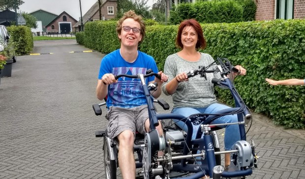 Zorgondernemer Nathalie van Middelkoop probeert een meer-persoonsfiets met een bewoner uit.