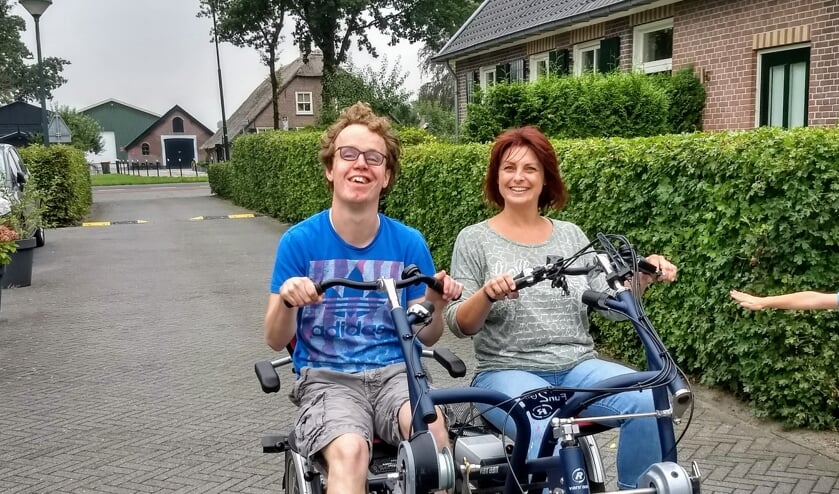 Zorgondernemer Nathalie van Middelkoop probeert een meer-persoonsfiets met een bewoner uit.