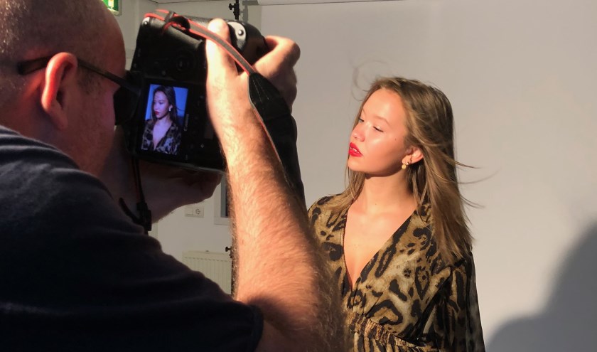 Fotograaf Michel Zoeter maakt van de gelegenheid gebruik en zet Inbetween model Pomme Grifhorst ook nog even op de foto tijdens de castingdag.
