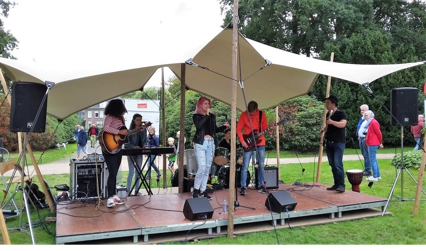 De band van het Muziekschool Rhythm & Roses: Zangeres is Emma(18), zusje Linde (13) bespeelt de toetsen, Jens (14) zit achter het drumstel. Zijn broer Brent (15) en Sita (18) spelen gitaar.