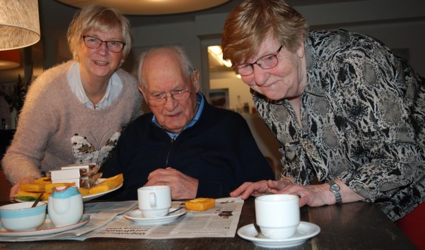 Joke en Dina zijn samen met Betty vrijwilligsters in Bij de Tijd.