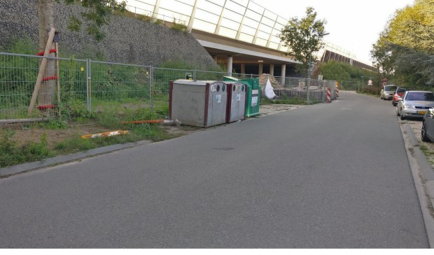 Je mag de Spoorlaan niet meer in noordelijke richting inrijden; dus je kunt (ook) niet meer bij deze containers komen.