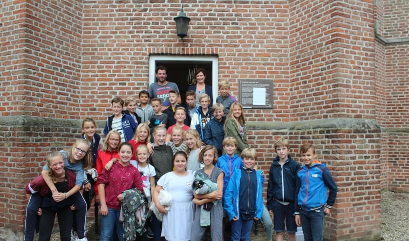 Leerlingen van de Nijepoortschool maken kennis met een monument.