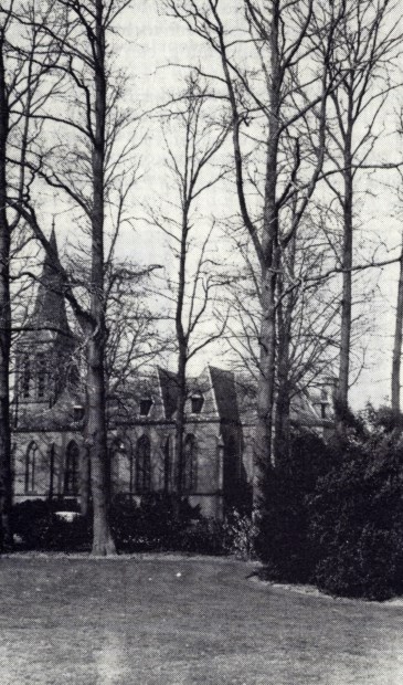Op 26 juli 1893 werd de eerste steen gelegd van een Gotisch kerkje; tegelijkertijd werd de pastorie gebouwd. Op 22 mei 1894 werd de eerste overledene op het achter de kerk aangelegde kerkhof begraven.