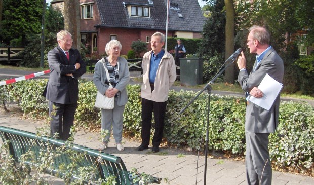 Foto september 2007: V.l.n.r. toenmalig wethouder Arie-Jan Ditewig, mevr. Jo Buitenhuis - Reuselaars en Anne Doedens luisteren aandachtig naar toenmalig SSW-woordvoerder Ad van Zijl.