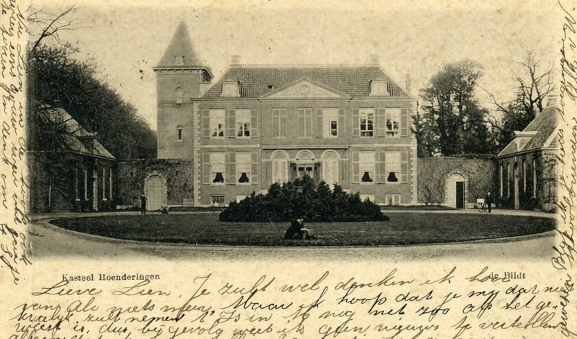 Eén van de oudste foto’s (1899) is deze, die schoolvriendin Ali helemaal vol schrijft over een ‘gezellige vacantie’ die zij met ‘Lieve Lien’ heeft meegemaakt. Op deze ansichtkaart wordt het kasteel Hoenderingen genoemd.