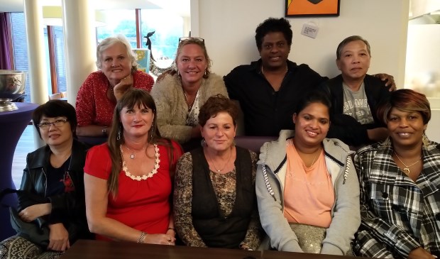 De vrijwilligers (staand) Paulette, Barbera, Niroshana en Thuong en (zittend) Thuy, Willma, Gaby, Pinipa en Pauline zijn er klaar voor.