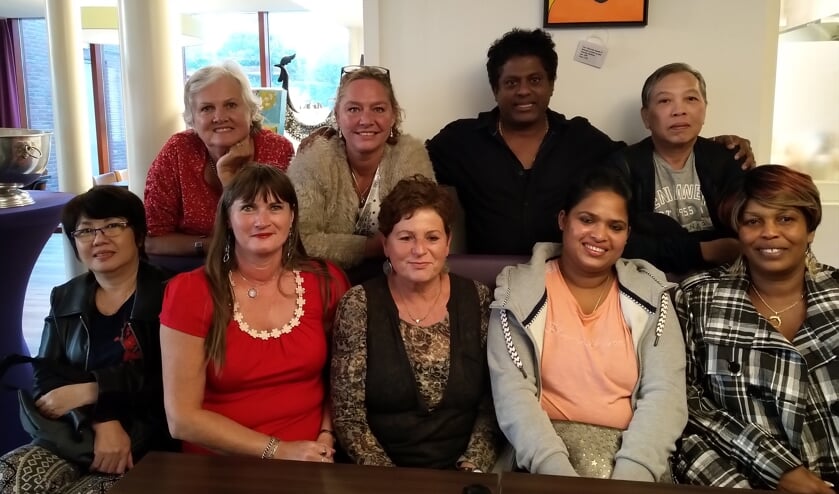 De vrijwilligers (staand) Paulette, Barbera, Niroshana en Thuong en (zittend) Thuy, Willma, Gaby, Pinipa en Pauline zijn er klaar voor.