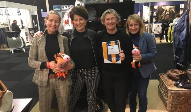 Marielle Wiegmans geflankeerd door Louise Vermeer, Jeannette van Wissen en Joyce Visser.