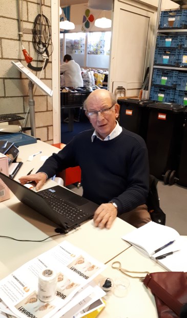 André Schellart, secretaris van de Voedselbank druk doende van achter zijn laptop.