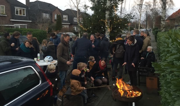 Buurtbewoners ontmoeten elkaar op de Waterweg.