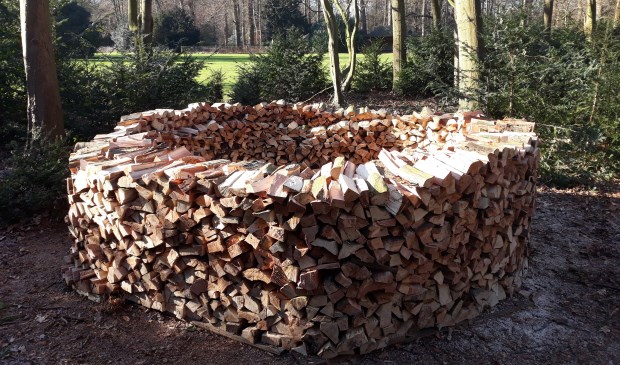 Het gekloofde hout ligt in ringen gestapeld om op natuurlijke wijze te kunnen drogen. (foto Bert Tuinzaad)