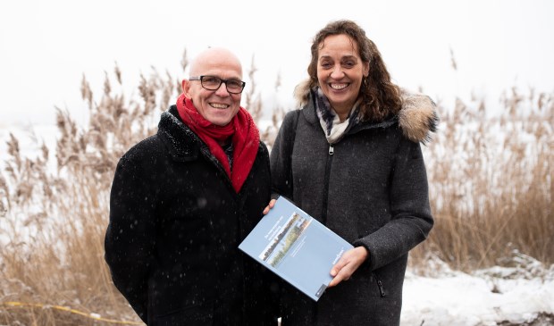 Ruud van Groesen overhandigde het rapport aan Liz van Duin.