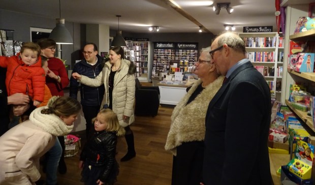 Henrieke (rode jurk) en Johan van den Berg (zwarte jas) met beide ouders Ineke en Jan van den Berg genieten van de vele bezoekers bij de feestelijke opening van de winkel.