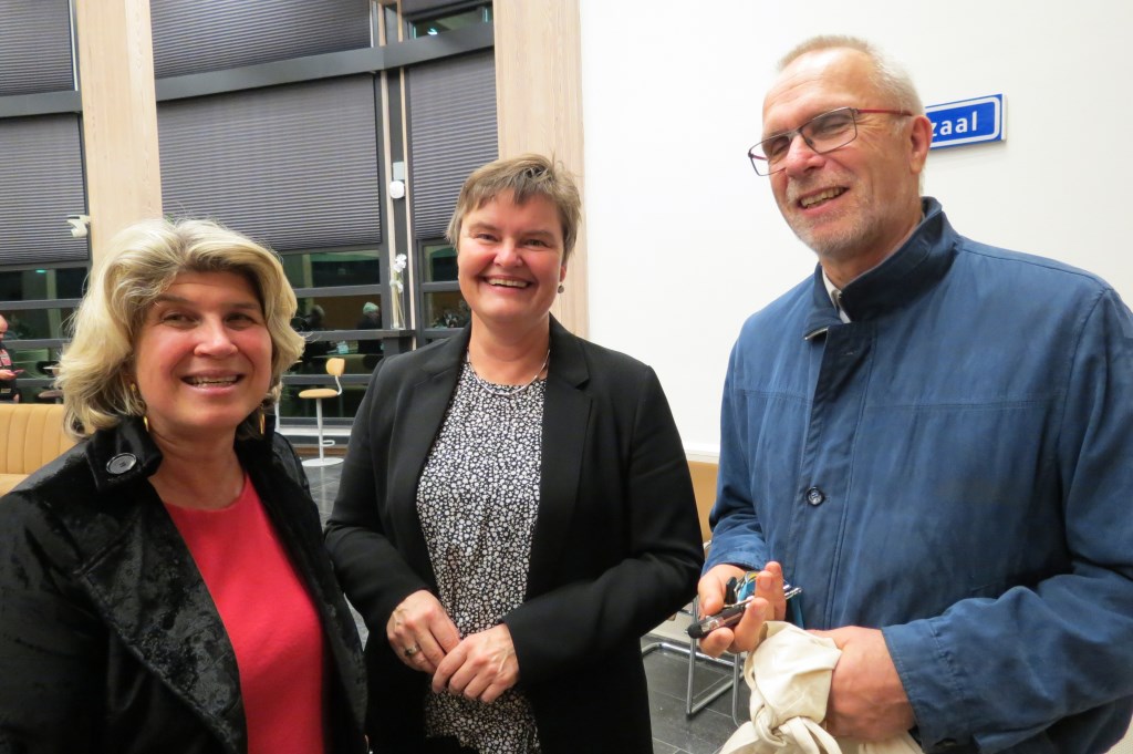 De wethouders Madeleine Bakker, Anne Brommersma en gemeenteraadslid Theo Aalbers (Christenuinie).