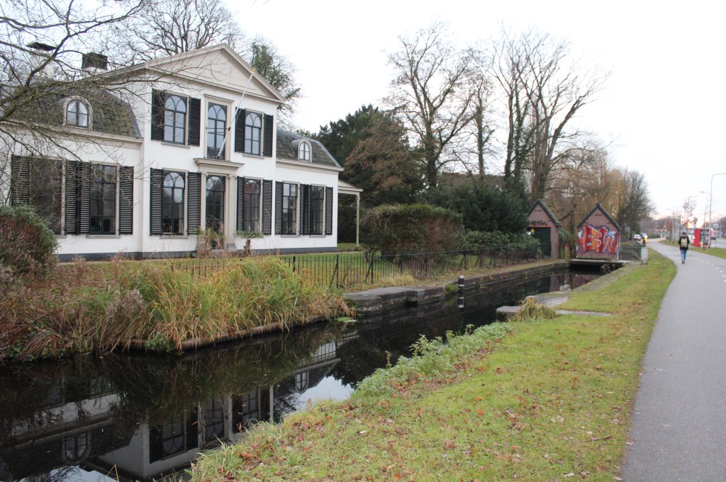 Blauwhoef met ervoor de restanten van de oude sluis.