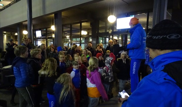 Na afloop van de jeugdwedstrijden werd direct de prijsuitreiking gehouden. Gespannen wachten kinderen op de uitslag