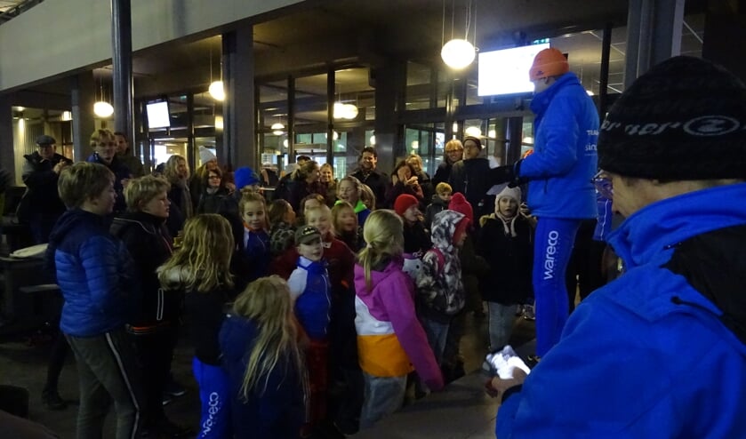 Na afloop van de jeugdwedstrijden werd direct de prijsuitreiking gehouden. Gespannen wachten kinderen op de uitslag