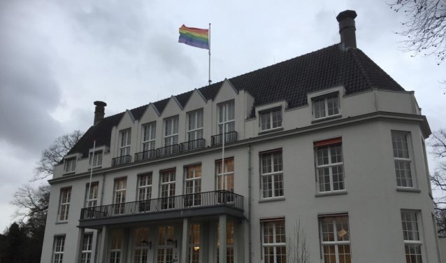Op verzoek van een meerderheid van de fractievoorzitters uit de gemeenteraad wapperde op 8 januari de regenboogvlag op Jagtlust.