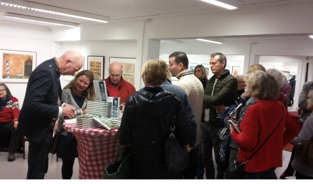 Tommy Wieringa signeert in een drukbezochte KunstKelder in de Bilthovense Boekhandel.