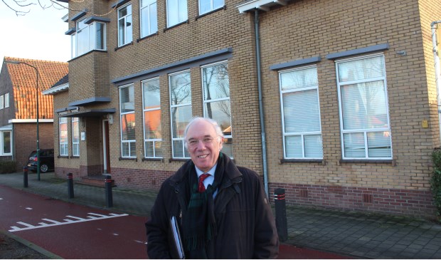 Jacques Reijniers voor het pand op het adres Koningin Wilhelminaweg 477 te Groenekan, de voormalige huisvesting van het kantoor van de Eerste Stichtsche Kopergieterij en Metaalwarenfabriek (ESKEM). Tot het begin van de jaren zeventig van de vorige eeuw was het kantoor van dit bedrijf hier gevestigd.