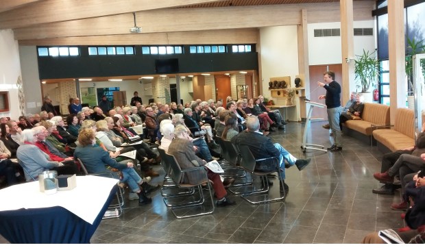 Beeldend kunstenaar Frank Bloem opende de nieuwe expositie in een volgepakte Mathildezaal.