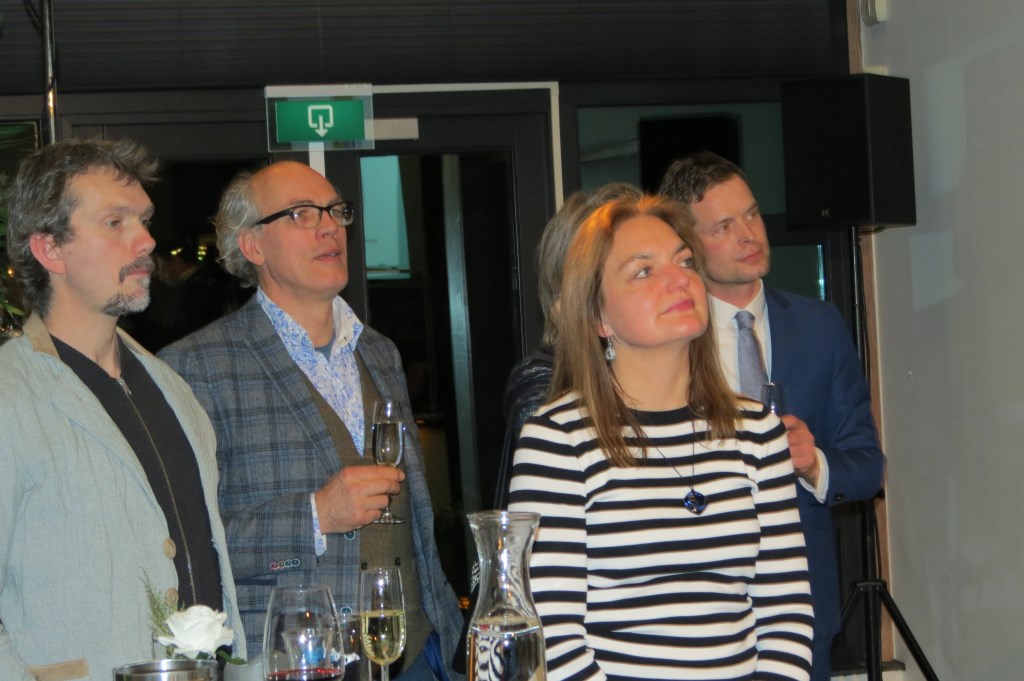 Aandachtig luisterend naar de speech van de burgemeester.