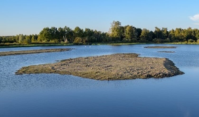 De eilanden die al in de noordelijke plas zijn aangelegd en zich nu verder kunnen gaan ontwikkelen. (foto Luuk Donderwinkel)
