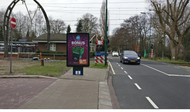 Reclamebord ontneemt het zicht volledig bij het verlaten van de parkeerplaats.