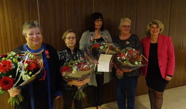 Vier jubilarissen gehuldigd voor jaren van betrokkenheid bij het Rode Kruis. V.l.n.r.: Kathy Hamster, Marja van Brakel, Cindy van Engelen en Ineke Princen naast wethouder Madeleine Bakker.
